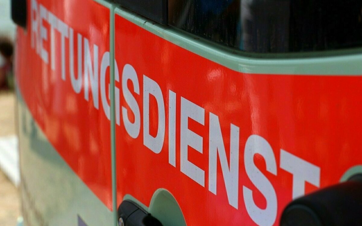 Rettungsdienst Sanitäter Fahrzeug Heckklappe geschlossen Rettungsdienst Sanitäter Fahrzeug Heckklappe geschlossen
